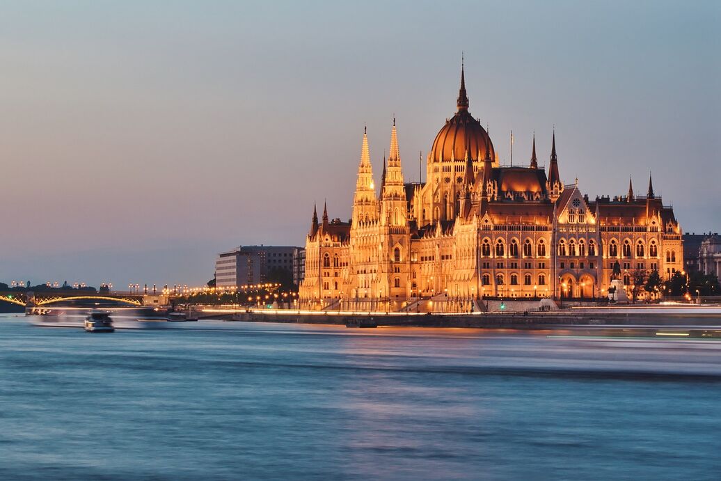 Apartments Near the Iconic Parliament Building