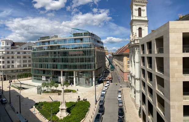 Szervita Square apartment for rent