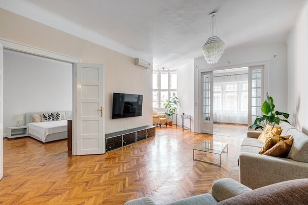 Jókai square - spacious apartment for rent